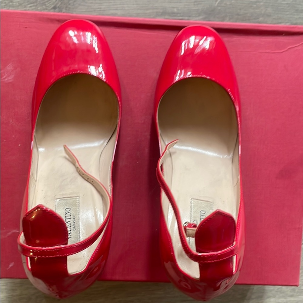Valentino Garavani Red Stiletto Heels - Picture 2 of 8